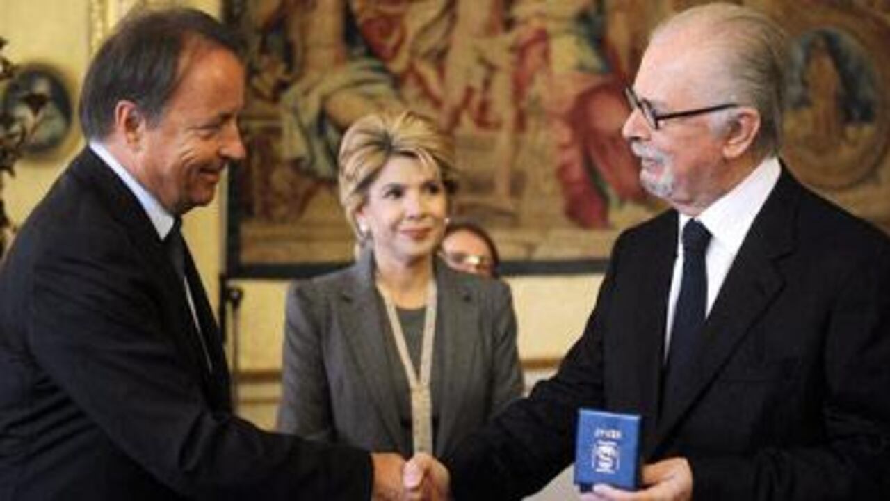 Fernando Botero condecorado en Francia.