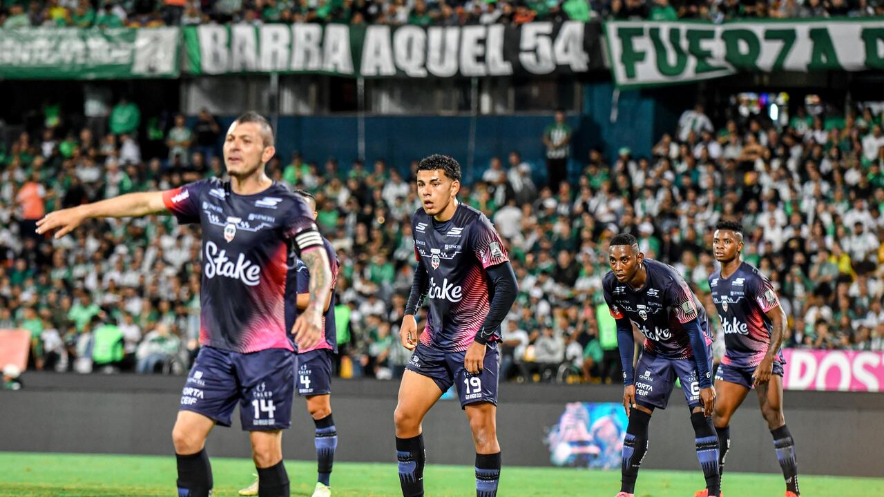 Jugadores de Fortaleza contra Nacional en el Atanasio.