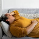 Este síntoma, acompañado de dolor al tener relaciones sexuales y menstruaciones abundantes, pueden ser signos de un doloroso trastorno conocido como Endometriosis.