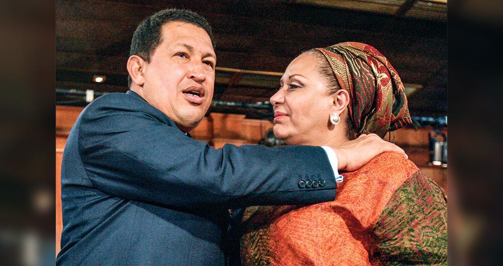    La senadora habría sido el puente entre el expresidente Hugo Chávez y el llamado testaferro del régimen, Álex Saab, hoy detenido en Estados Unidos. Su relación habría empezado justamente con gestiones para lograr pagos de ese país.