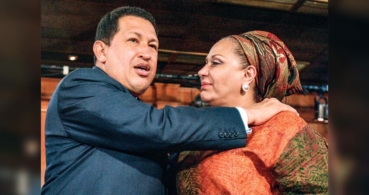 La senadora habría sido el puente entre el expresidente Hugo Chávez y el llamado testaferro del régimen, Álex Saab, hoy detenido en Estados Unidos. Su relación habría empezado justamente con gestiones para lograr pagos de ese país.
