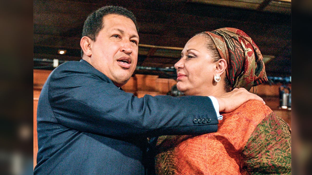 La senadora habría sido el puente entre el expresidente Hugo Chávez y el llamado testaferro del régimen, Álex Saab, hoy detenido en Estados Unidos. Su relación habría empezado justamente con gestiones para lograr pagos de ese país.