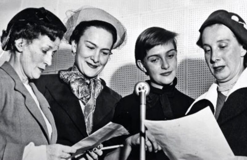 Gloria Valencia haciendo sus primeros pinitos en la Radiodifusora Nacional.