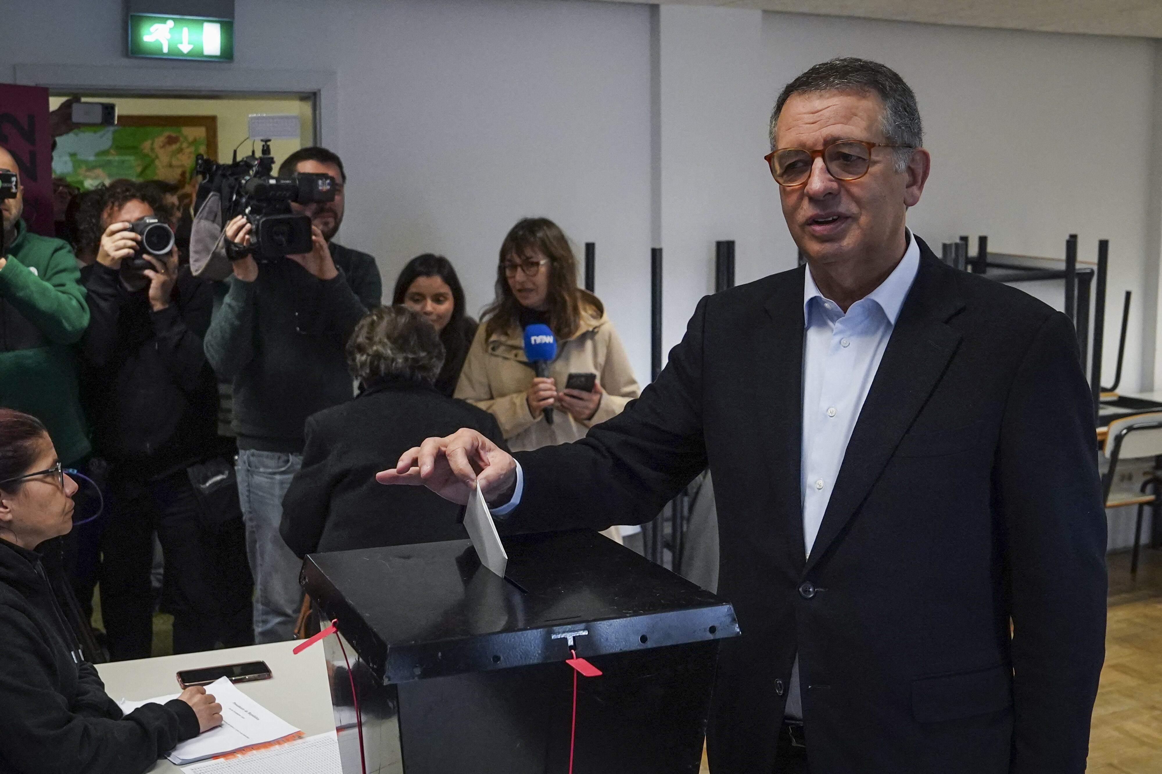 Antonio José Seguro, el candidato socialista que vota en Caldas de Rainha, Portugal, el 8 de febrero de 2026.