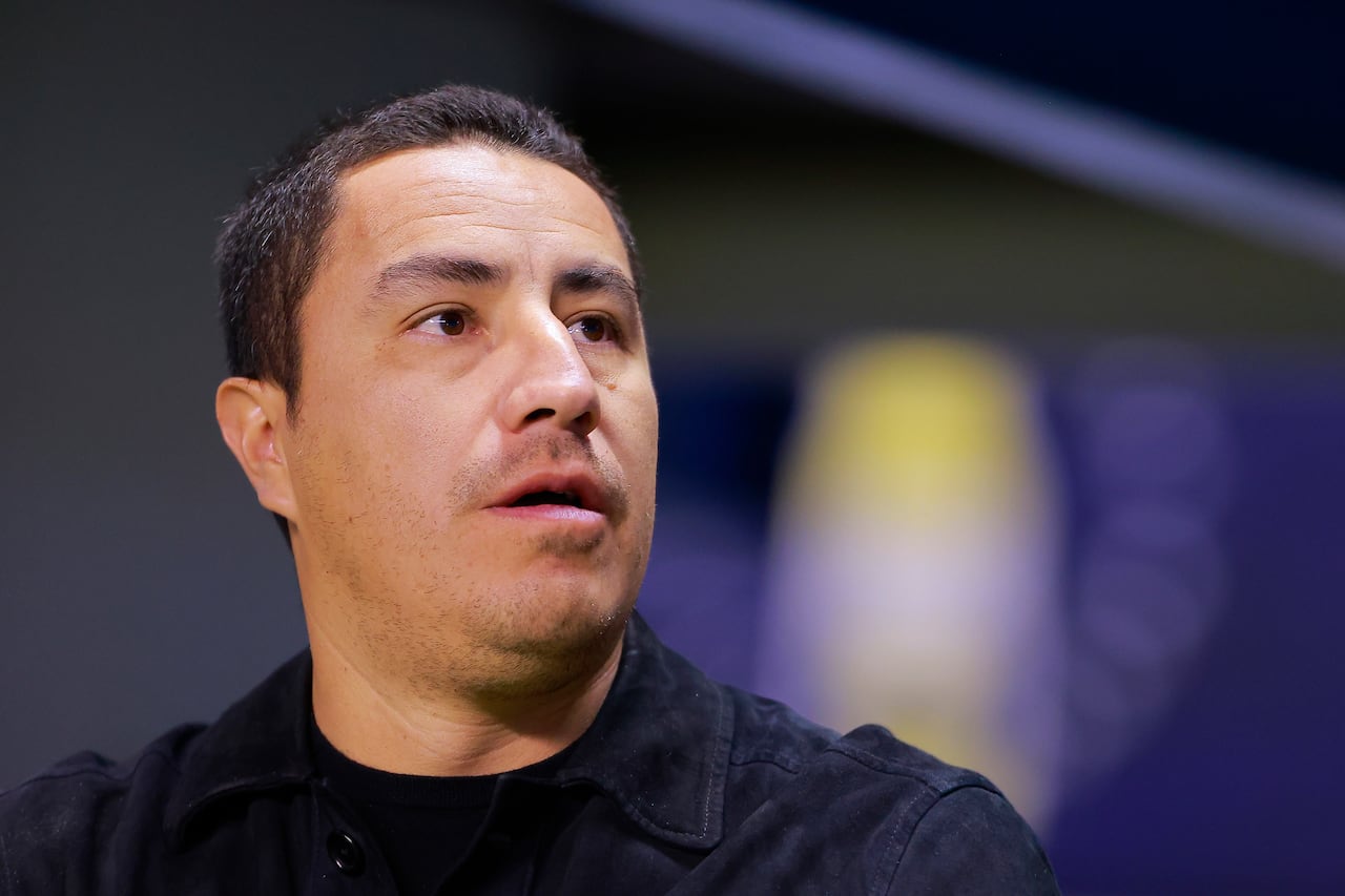 PUEBLA, MEXICO - NOVEMBER 8: Efrain Juarez head coach of Pumas looks on during the 17th round match between Cruz Azul and Pumas UNAM as part of the Torneo Apertura 2025 Liga MX at Cuauhtemoc Stadium on November 8, 2025 in Puebla, Mexico. (Photo by Cesar Gomez/Jam Media/Getty Images)