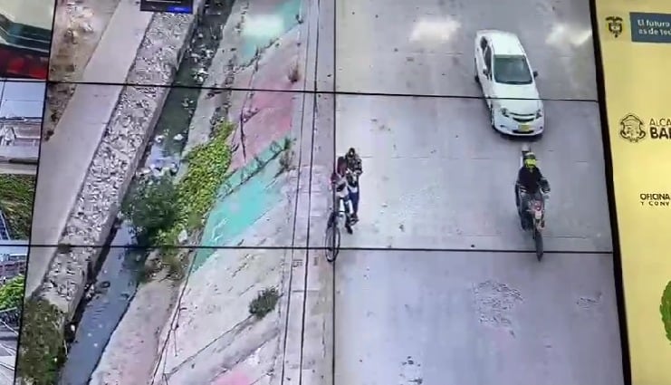 Momento en el que el joven comete el robo a un ciudadano en bicicleta