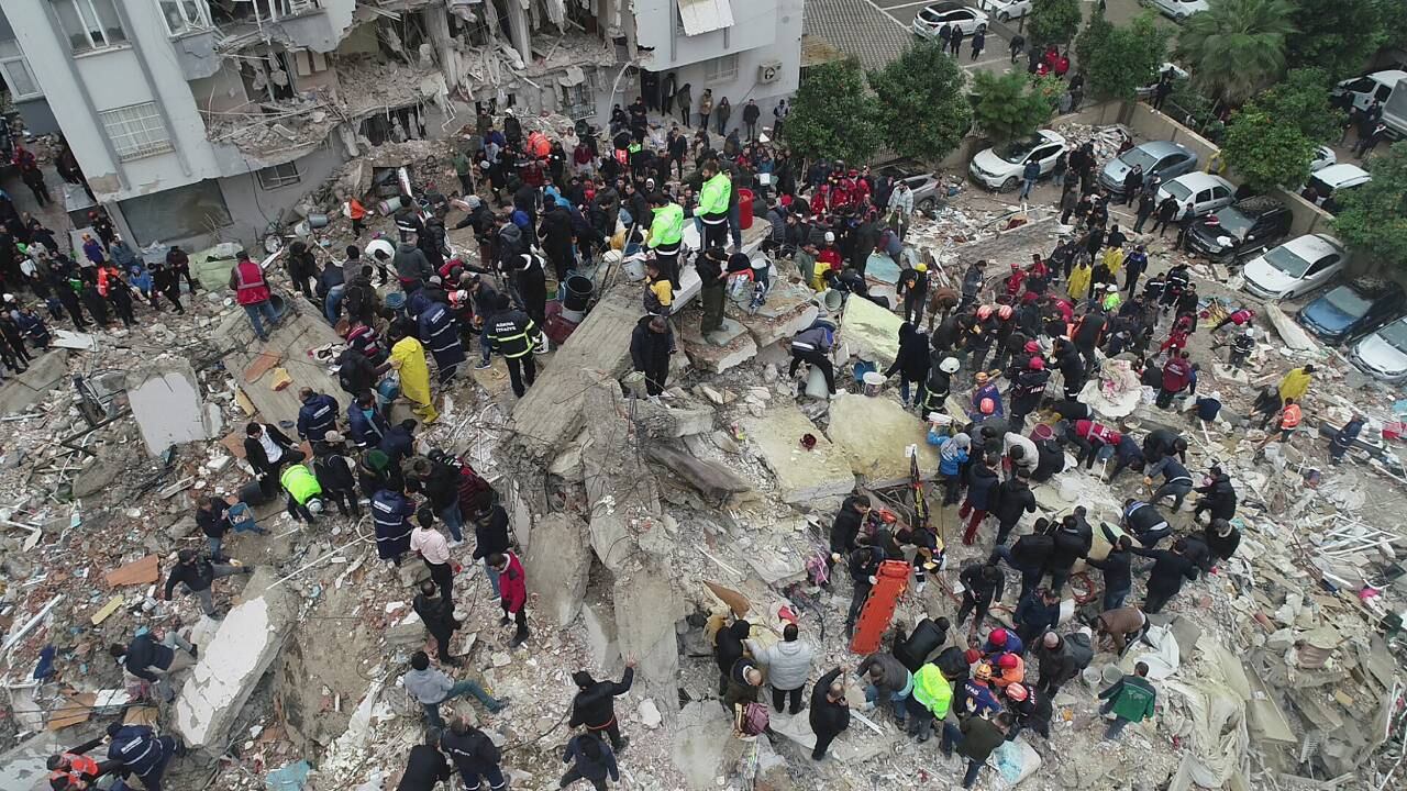 Imágenes del impacto por el primer sismo que impacto a Turquía este lunes.