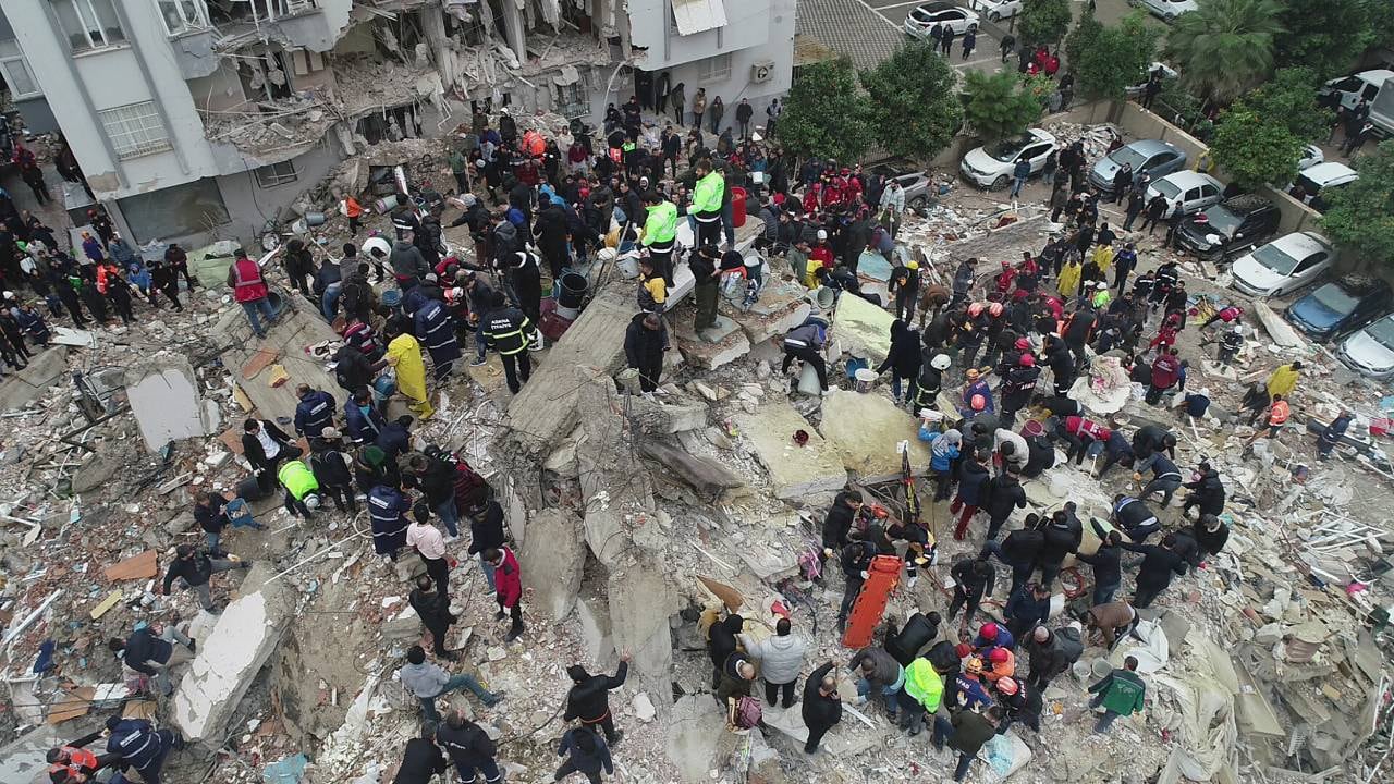 Imágenes del impacto por el primer sismo que impacto a Turquía este lunes.