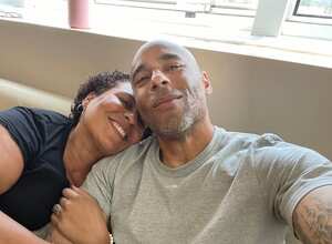 Los hijos de Pelé, Kely y Edinho, acompañan a su papá en el hospital Albert Einstein de Sao Paulo.