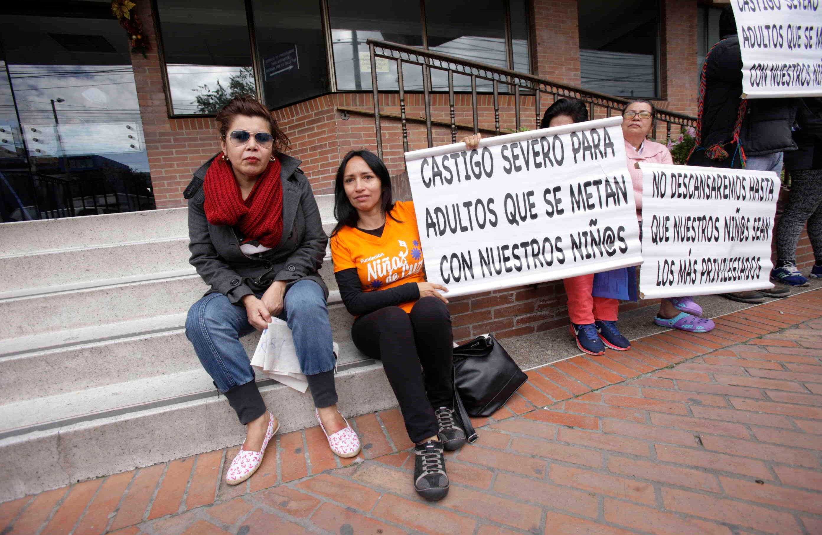 La menor, cuya familia es oriunda del departamento del Cauca, se encontraba jugando con otra niña frente a su casa en el barrio Bosque Calderón. Foto: Carlos Julio Martínez/Semana