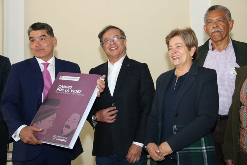 El secretario General del Congreso de la República, Gregorio Eljach Pacheco, recibe el proyecto de reforma pensional de manos del presidente de la República, Gustavo Petro y la ministra del Trabajo, Gloria Inés Ramírez Ríos
