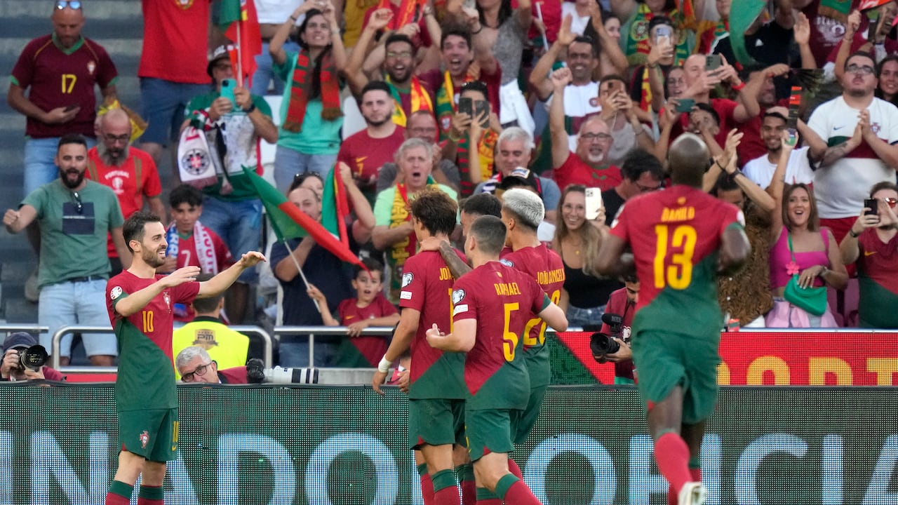 Bernardo Silva, de Portugal, a la izquierda, celebra después de marcar el primer gol de su equipo durante el partido clasificatorio del grupo J para la Eurocopa 2024 entre Portugal y Bosnia y Herzegovina, en el Estadio Luz de Lisboa, Portugal, el sábado 17 de junio de 2023. (Foto AP/Armando franca)