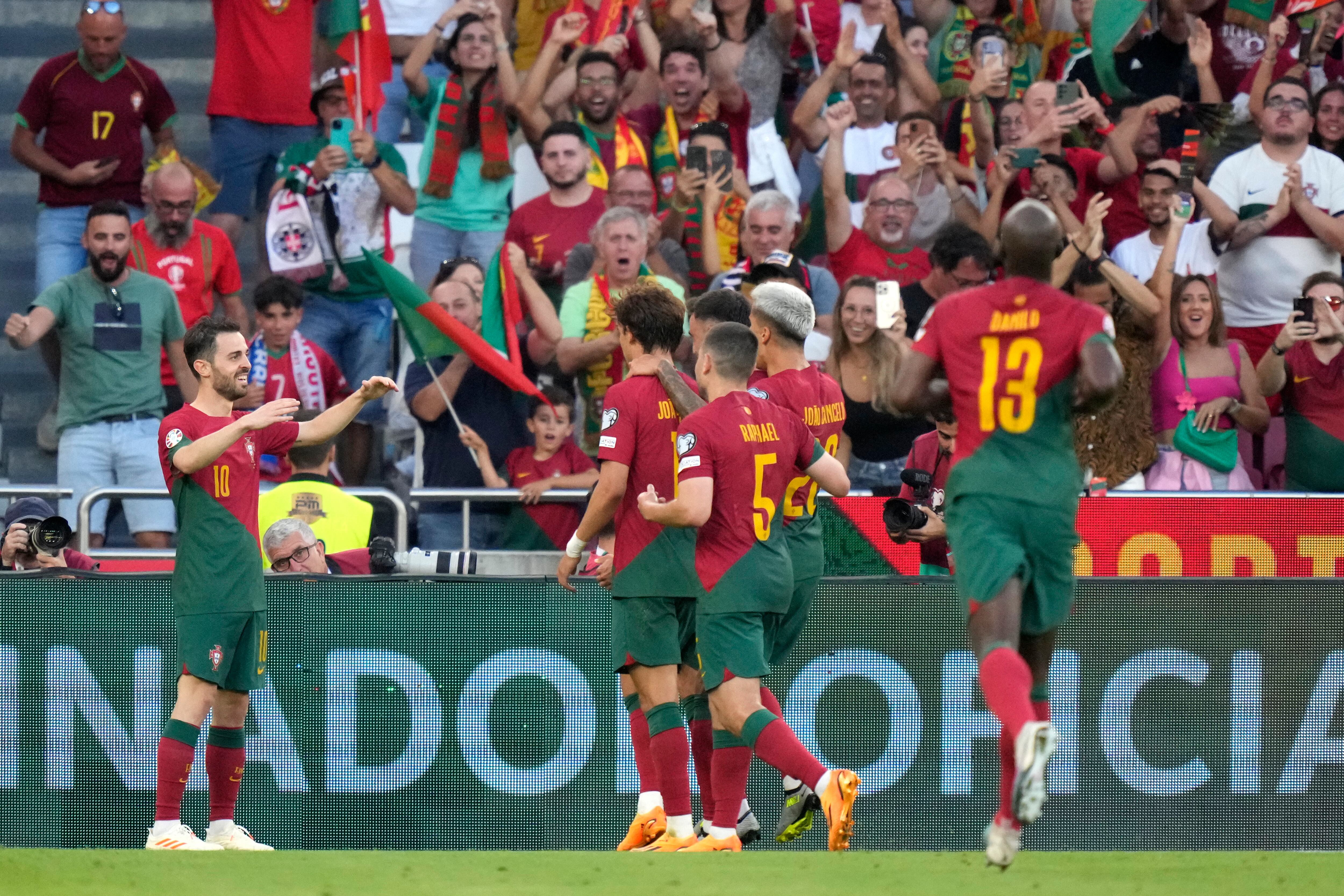 Bernardo Silva, de Portugal, a la izquierda, celebra después de marcar el primer gol de su equipo durante el partido clasificatorio del grupo J para la Eurocopa 2024 entre Portugal y Bosnia y Herzegovina, en el Estadio Luz de Lisboa, Portugal, el sábado 17 de junio de 2023. (Foto AP/Armando franca)