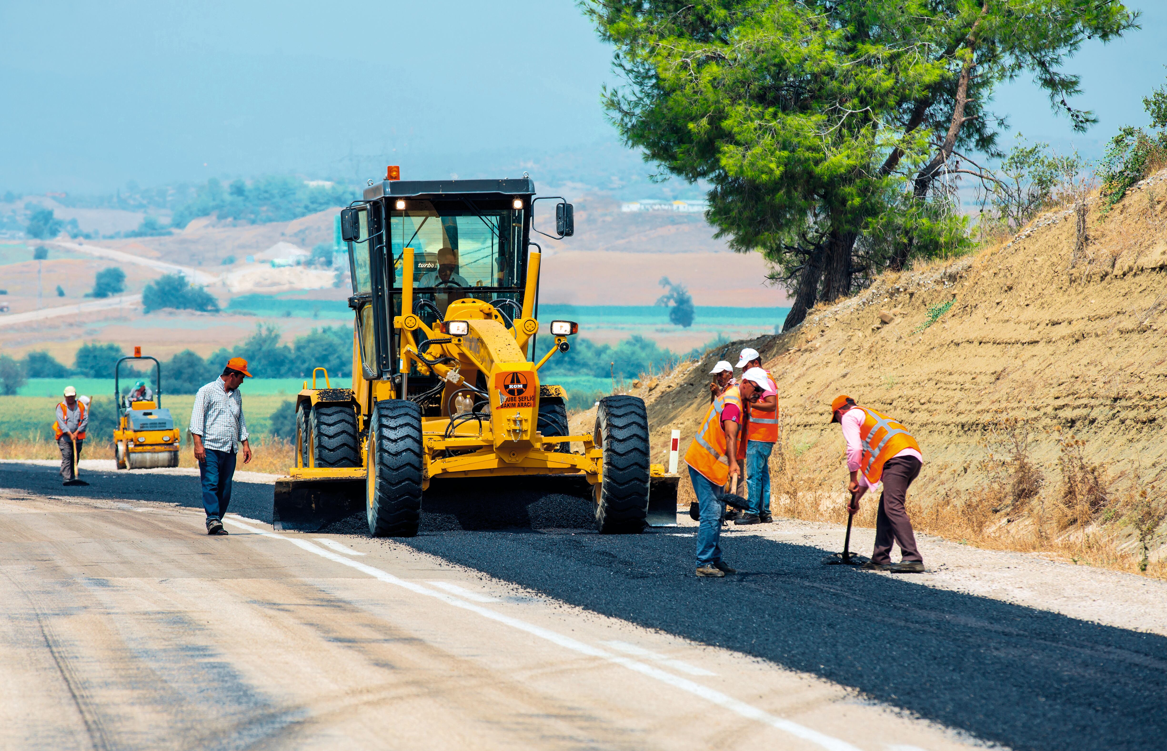 La maquinaria liviana está compuesta por equipos compactos, livianos y manipulables que se emplean principalmente en labores de movimientos de tierras y excavaciones.