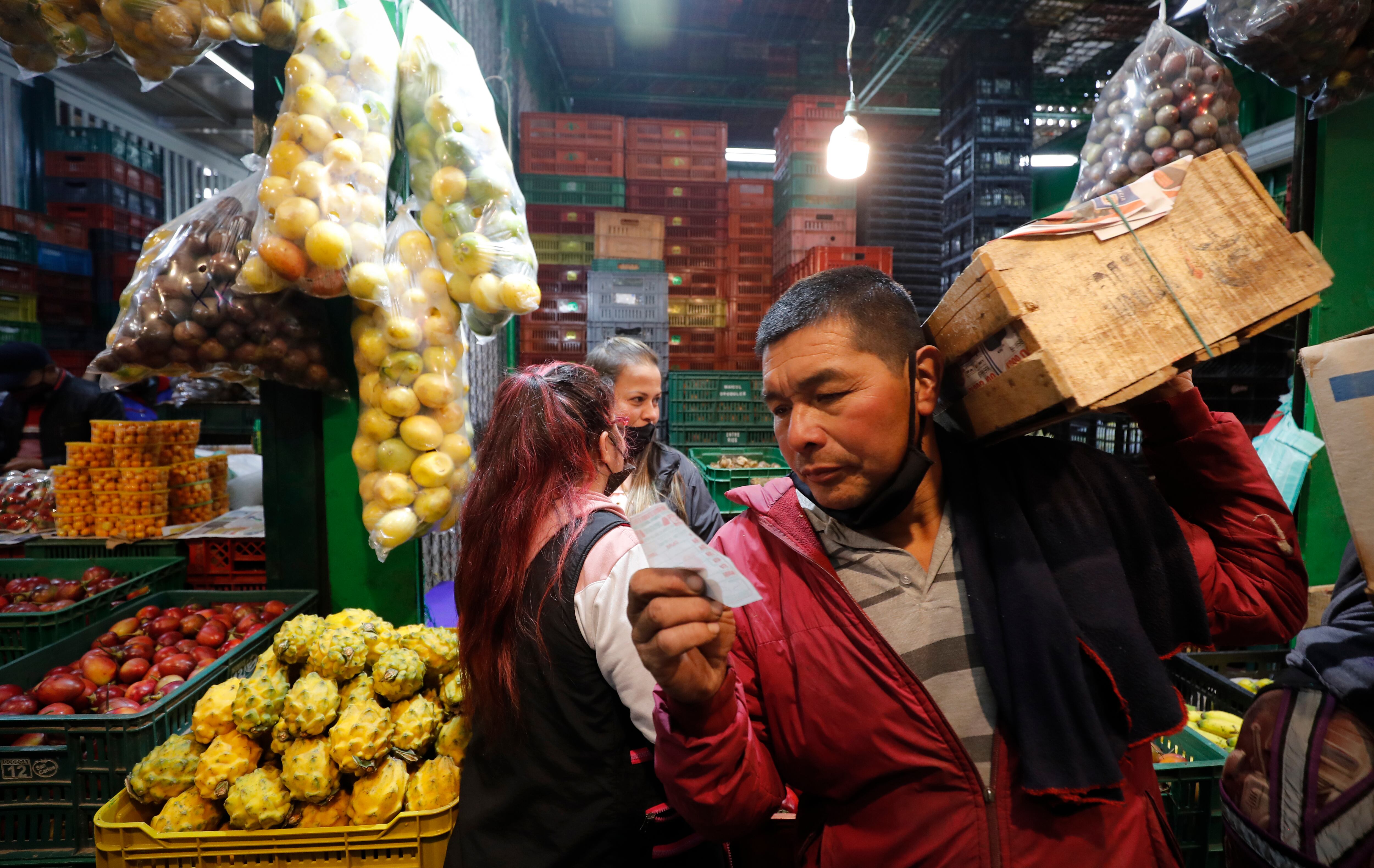 Central de Abastos de Bogotá CORABASTOS 
venta de frutas
venta de alimentos
canasta familiar
precios altos
inflación
costo de vida
Bogotá febrero 9 del 2022
Foto Guillermo Torres Reina / Semana