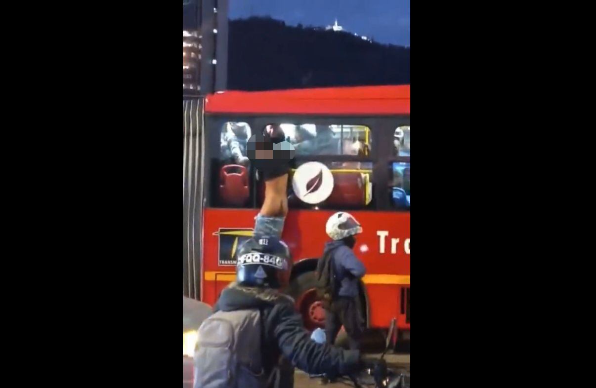 Presunto ladrón de celulares quedó colgando de un Transmilenio.