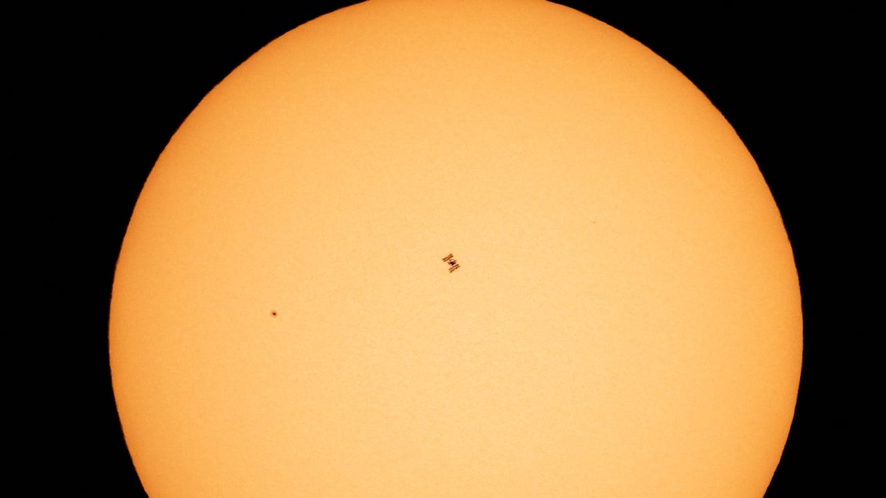 In this handout photo released by NASA, the International Space Station, with a crew of seven aboard, is seen in silhouette as it transits the sun at roughly five miles per second, April 23, 2021, as seen from Nottingham, Maryland. - Aboard are: NASA astronauts Shannon Walker, Mike Hopkins, Victor Glover, Mark Vande Hei; Roscosmos cosmonauts Oleg Novitskiy, Pyotr Dubrov; and Japan Aerospace Exploration Agency (JAXA) astronaut Soichi Noguchi. Joining the crew aboard station tomorrow will be Crew-2 mission crew members: NASA astronauts Shane Kimbrough and Megan McArthur, JAXA astronaut Akihiko Hoshide, and ESA (European Space Agency) astronaut Thomas Pesquet. (Photo by Bill INGALLS / NASA / AFP) / RESTRICTED TO EDITORIAL USE - MANDATORY CREDIT "AFP PHOTO / NASA / Bill INGALLS " - NO MARKETING - NO ADVERTISING CAMPAIGNS - DISTRIBUTED AS A SERVICE TO CLIENTS