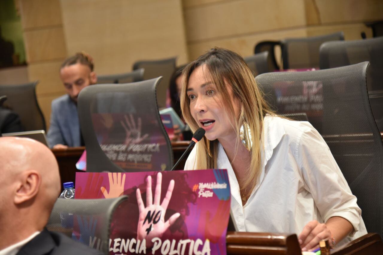 La representante Katherine Miranda apoyó la iniciativa.
