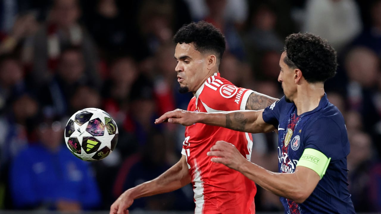 Luis Díaz contra Marquinhos en la semifinal de Champions League.