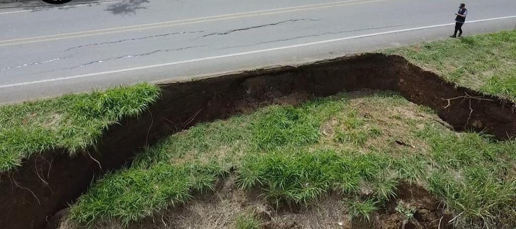 Enormes grietas en la vía a Buenaventura a la altura del kilómetro 54 preocupan a los transportadores.