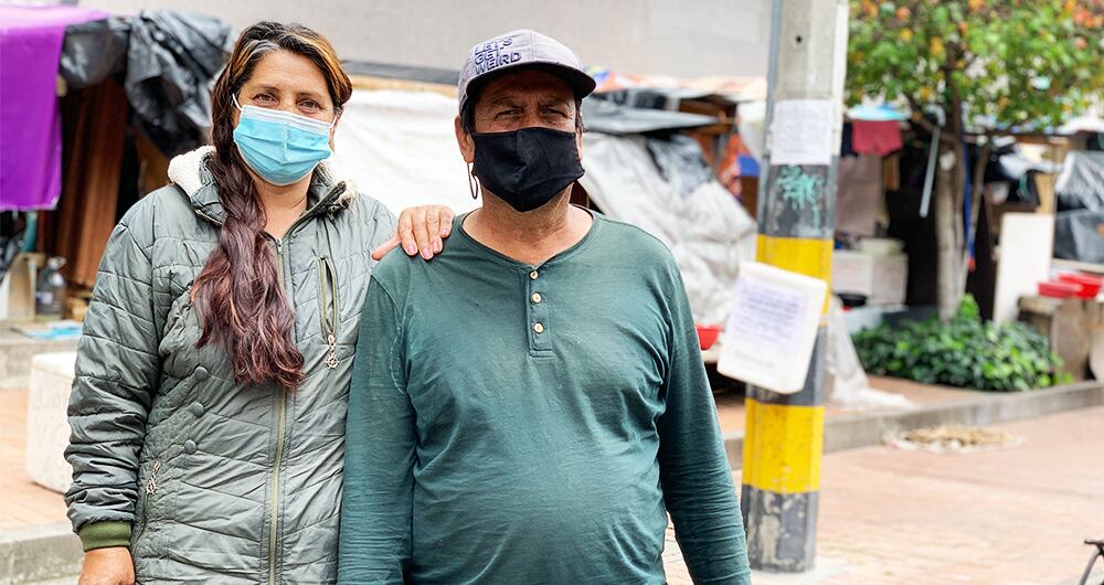 Antonio Martínez, de 56 años, huyó con su familia del Caquetá en 2002, tras sufrir varios atentados por parte de la guerrilla de las FARC. Lleva 19 años en condición de desplazado y en pobreza extrema.