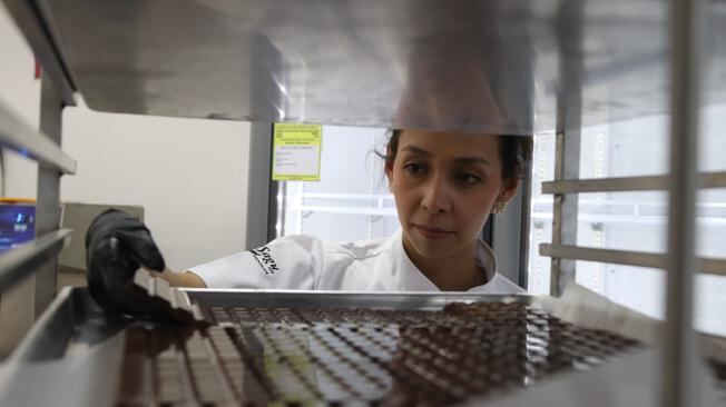 Maria Camila Suárez revisa la calidad de los chocolates que, en su mayoría, se van al exterior. Foto: Sabor USA.