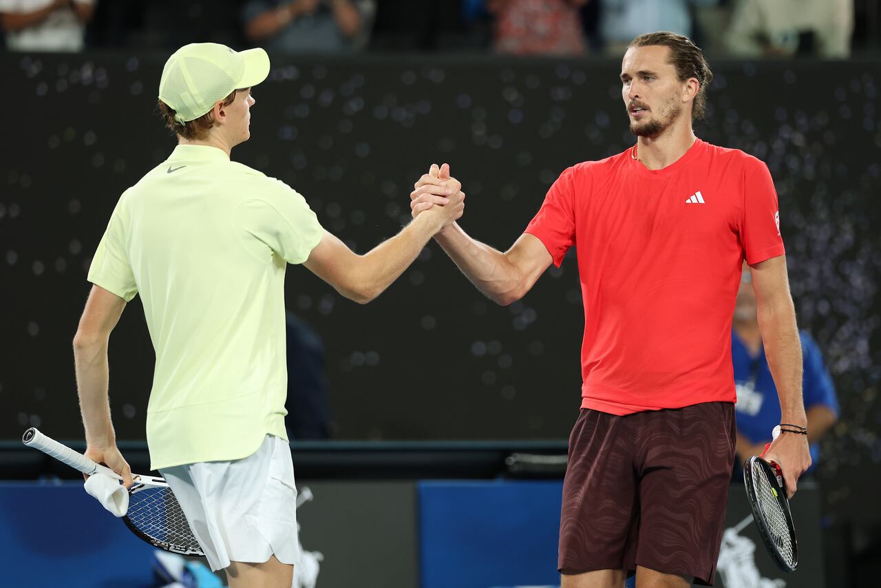 Jannik Sinner de Italia estrecha la mano de Alexander Zverev de Alemania después de ganar en la final individual masculina durante el día 15 del Abierto de Australia 2025 en Melbourne Park el 26 de enero de 2025 en Melbourne, Australia.