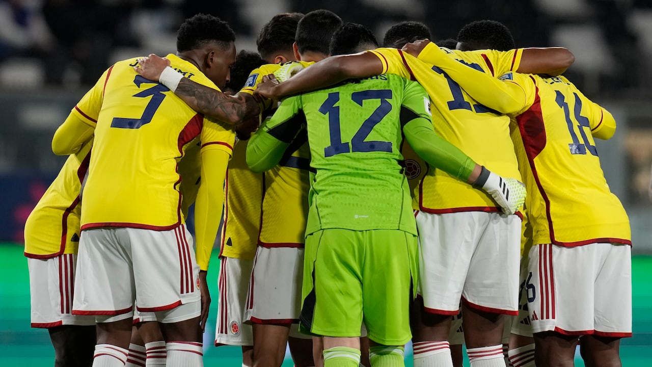 Los jugadores de Colombia se reúnen antes de un partido de fútbol de clasificación para la Copa Mundial de la FIFA 2026 contra Chile en el estadio Monumental de Santiago, Chile, el martes 12 de septiembre de 2023. (Foto AP/Esteban Félix)