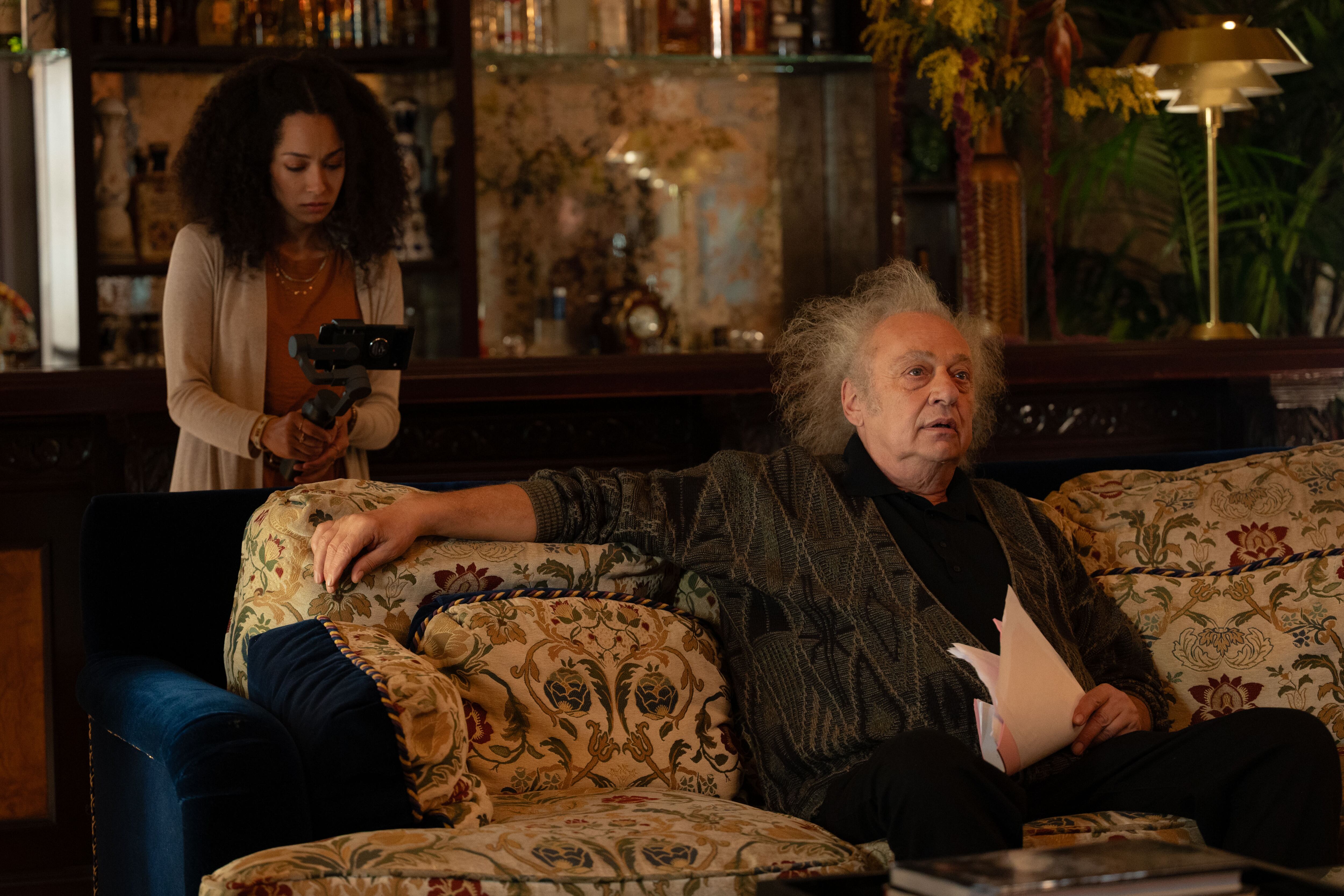 Melanie (Juliette Ortega) and Von Kovak (Zlatko Buric) en 'WONDER MAN'. Foto: Suzanne Tenner. Foto: Suzanne Tenner / Marvel Television