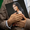 Un retrato de Mahsa Amini durante una manifestación que pide un cambio de régimen en Irán luego de la muerte de Amini, una joven que murió después de ser arrestada en Teherán por la notoria "policía de la moralidad" de Irán. (AP Photo/Cliff Owen, File)