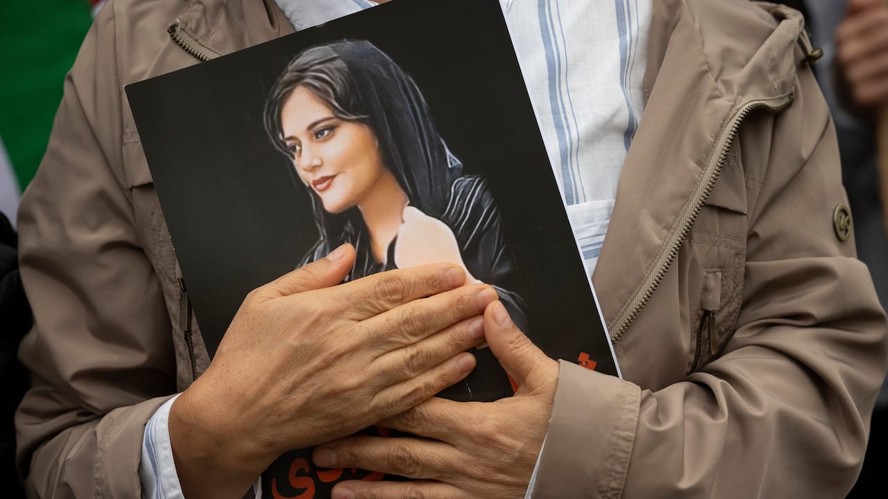 Un retrato de Mahsa Amini durante una manifestación que pide un cambio de régimen en Irán luego de la muerte de Amini, una joven que murió después de ser arrestada en Teherán por la notoria "policía de la moralidad" de Irán. (AP Photo/Cliff Owen, File)