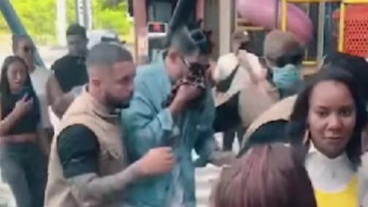 Su similitud con Bad Bunny hizo que muchos le pidieran fotos y saludos.