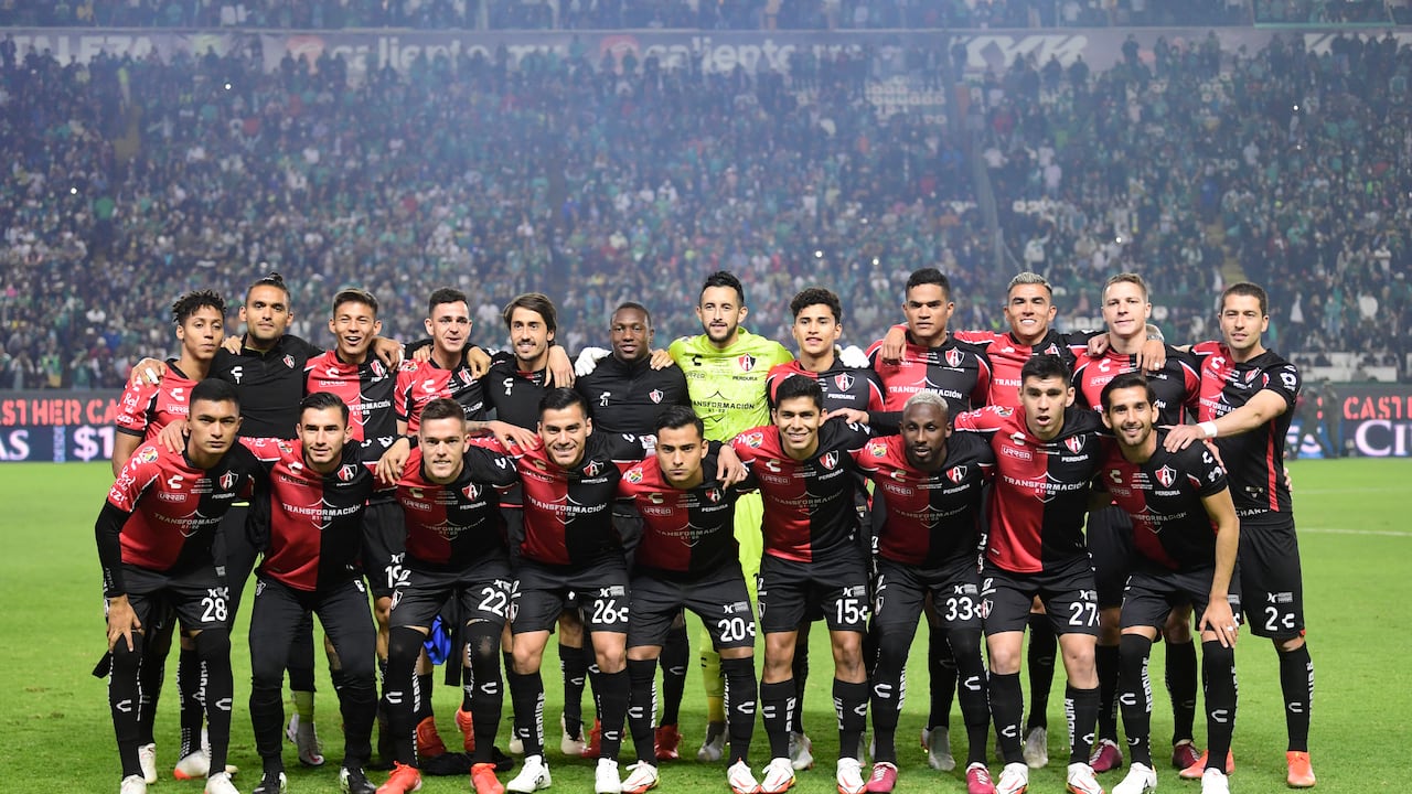 Todo el plantel de Atlas posa antes de la primera final de la Liga MX frente a León