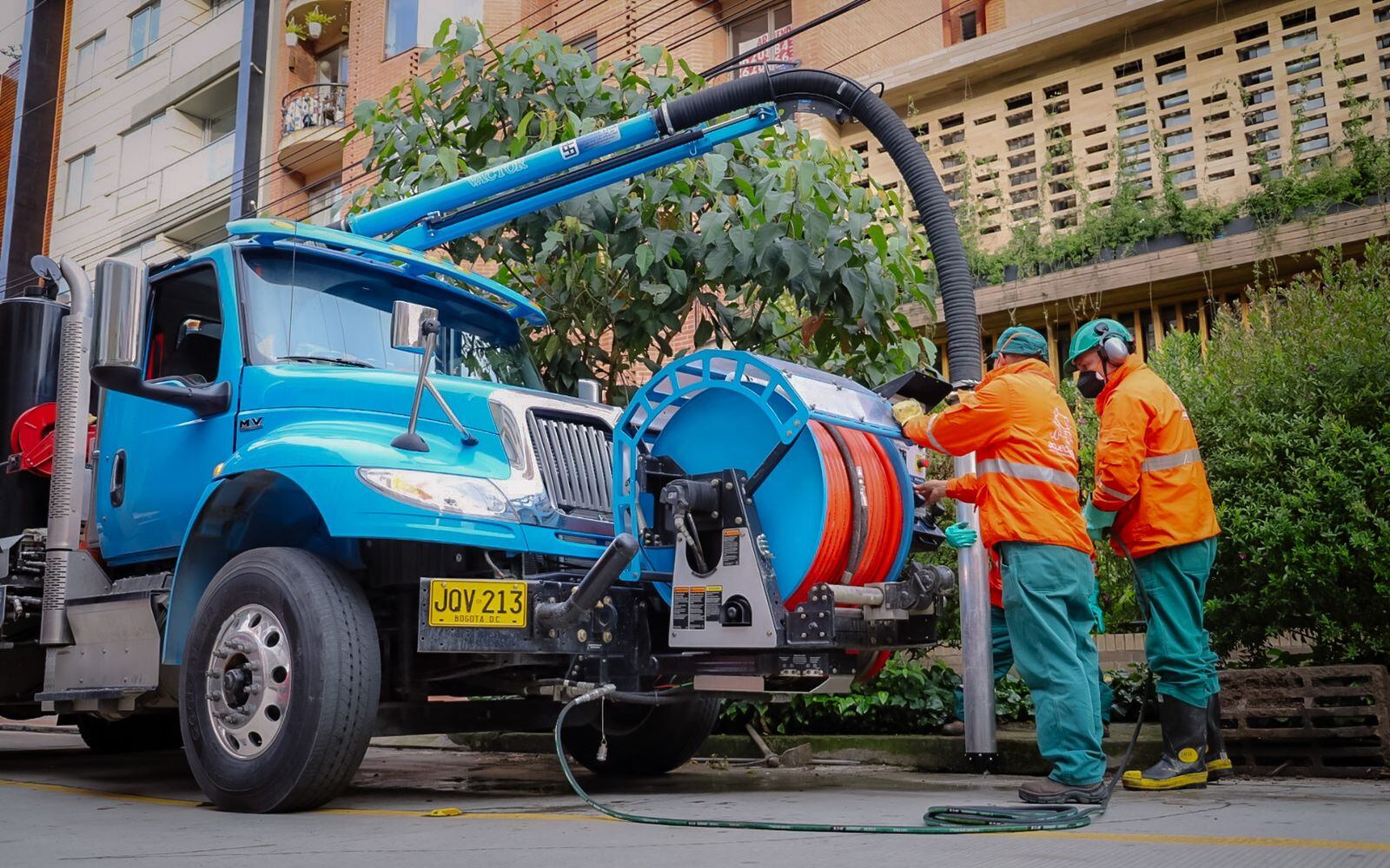 Los equipos de succión-presión están diseñados para extraer del sistema de alcantarillado lodos, arenas, gravas, ladrillos, botellas, latas y en general todos los desperdicios que generan taponamientos en las tuberías.