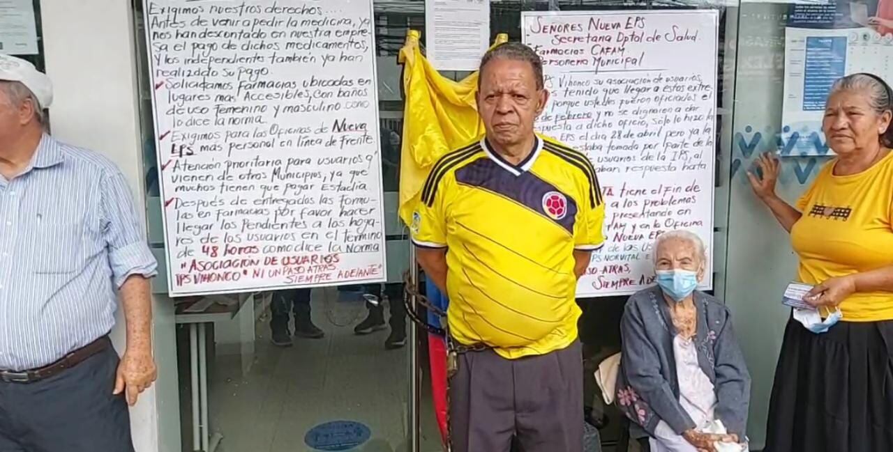 Se encadena en las instalaciones de la Nueva EPS en Cúcuta