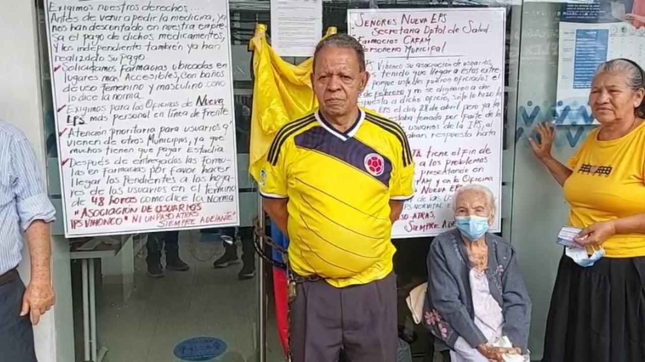 Se encadena en las instalaciones de la Nueva EPS en Cúcuta.