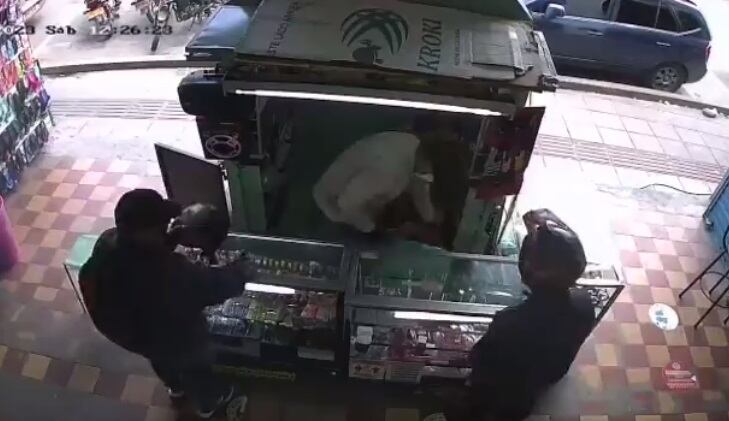 Con armas de fuego intimidaron al hombre que atendía el local.