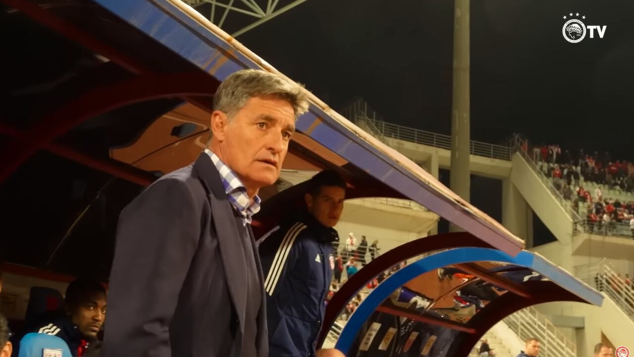 Míchel y James Rodríguez en el banquillo de Olympiacos