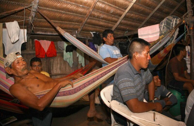 Muchos de los indígenas tardaron varios días en llegar a Bocas de Taraira , desde sus hamacas escucharon las presentaciones de la experiencia de los canadienses con la minería en sus regiones. 