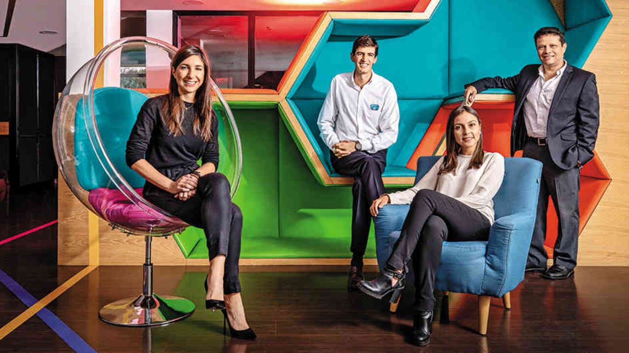 De izquierda a derecha: Carolina Sorgi, fundadora y directora de marca de máh!; Santiago Peláez, vicepresidente de mercadeo de Alpina; Natalia Nieto, gerente de marca de Fruco Savoury en Unilever y Jaime González, director nacional de tiendas y panaderías de Harinera del Valle. Locación: Espacio 85.