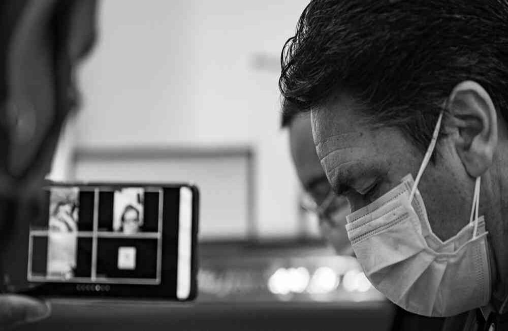 En pocos minutos, varios de mis familiares llenan de mensajes y llamadas mi teléfono. Al mismo tiempo, mi hermana, mi tío, mis dos primos y yo, hacemos frente al proceso distante y frío que puede ser un funeral en el que los asistentes debemos permanecer a dos metros de distancia. David Amado-SEMANA