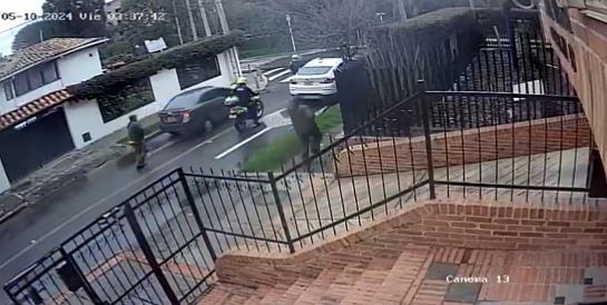 Cuando los sujetos con prendas alusivas a la Policía detienen el carro, aparecen los delincuentes armados