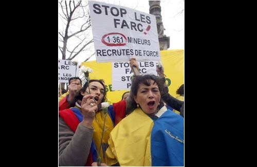 Colombianos en París también oyeron el llamado que se hizo desde Facebook para protestar contra las Farc. Salieron con carteles como este, donde reclaman por los más de 1.300 menores reclutados a la fuerza en este grupo guerrillero. 