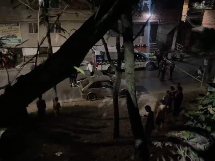 El carro estaba estacionado y prendido.