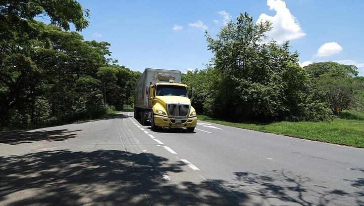Conductores denuncian que los huecos y hundimientos en la vía Panorama han aumentado los accidentes en los últimos años.
