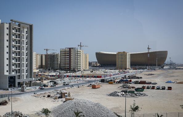 Una vista exterior del "Estadio icónico de Lusail" (atrás) en Lusail, cerca de Doha, tomada durante una gira de medios.