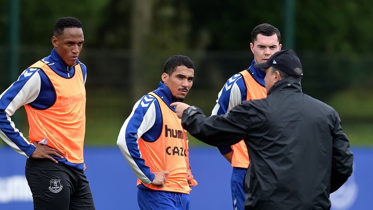 HALEWOOD, ENGLAND - OCTOBER 20 (EXCLUSIVE COVERAGE) Rafael Benitez speaks to Yerry Mina (L) Allan and Michael Keane during the Everton Training Session at USM Finch Farm on October 20 2021 in Halewood, England. (Photo by Tony McArdle/Everton FC via Getty Images)