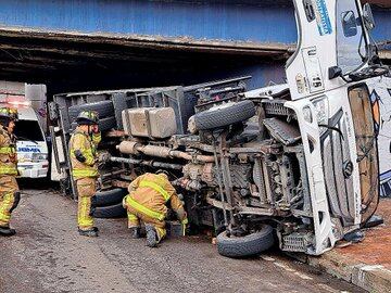 “Se aplica material absorbente y se controlan riesgos asociados. El área se encuentra asegurada y la movilidad restringida”. dijo Bomberos.