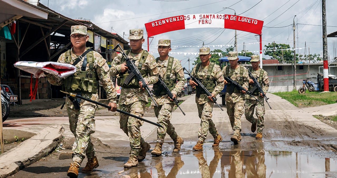 Las Fuerzas Armadas del Perú hacen presencia dentro y fuera de Santa Rosa. En la isla hay sedes de la Policía, el Ejército y hasta un grupo antinarcóticos. En dichas instalaciones se guardan armas e infraestructura de defensa.