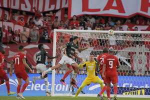 Momento en el que José Caldera, del Deportivo Cali, cabecea para marcar el gol de la victoria contra América de Cali por la fecha 16 de la Liga II-2024.